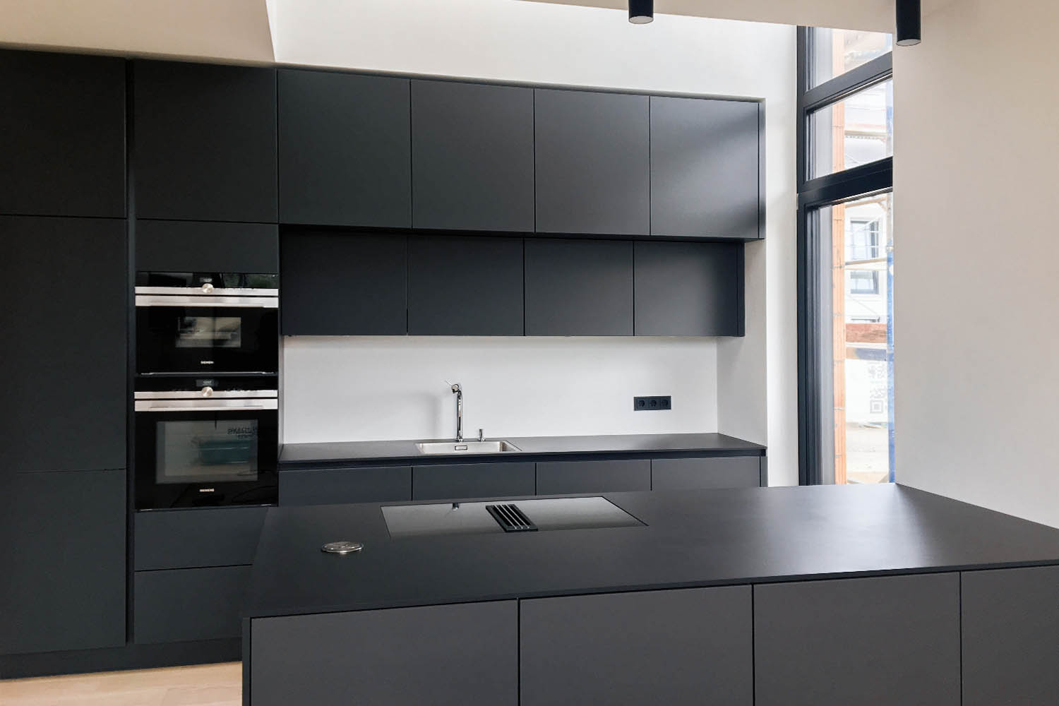 Moderne Inselküche mit 2 Backöfen – schwarz