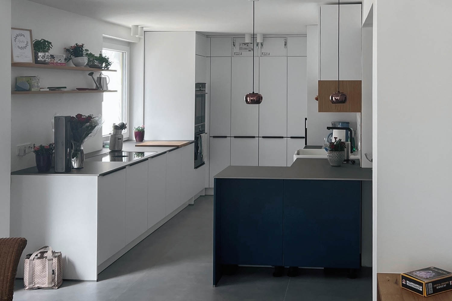 Minimalistische U-Form Küche in schwarz-weiß